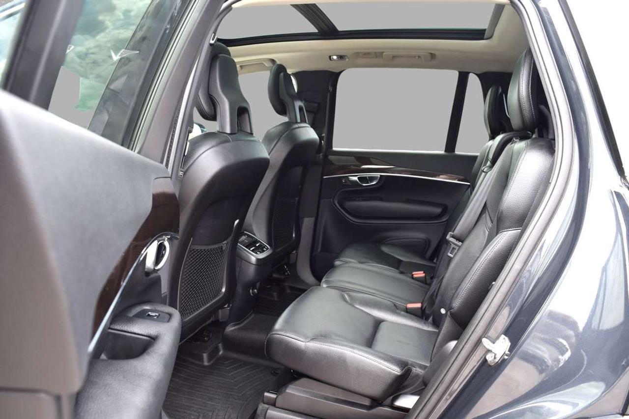 2016 Volvo XC90 T6 Momentum AWD Photo