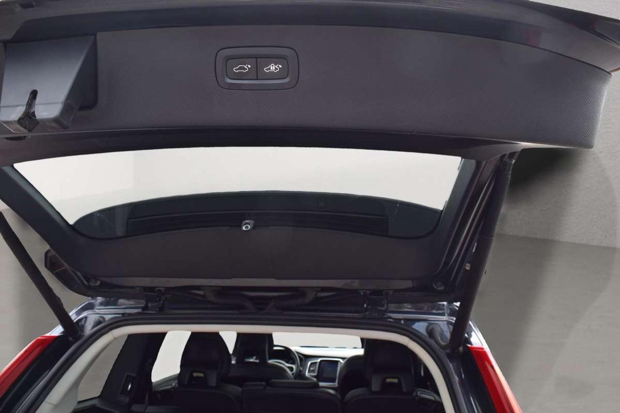 2016 Volvo XC90 T6 Momentum AWD Photo