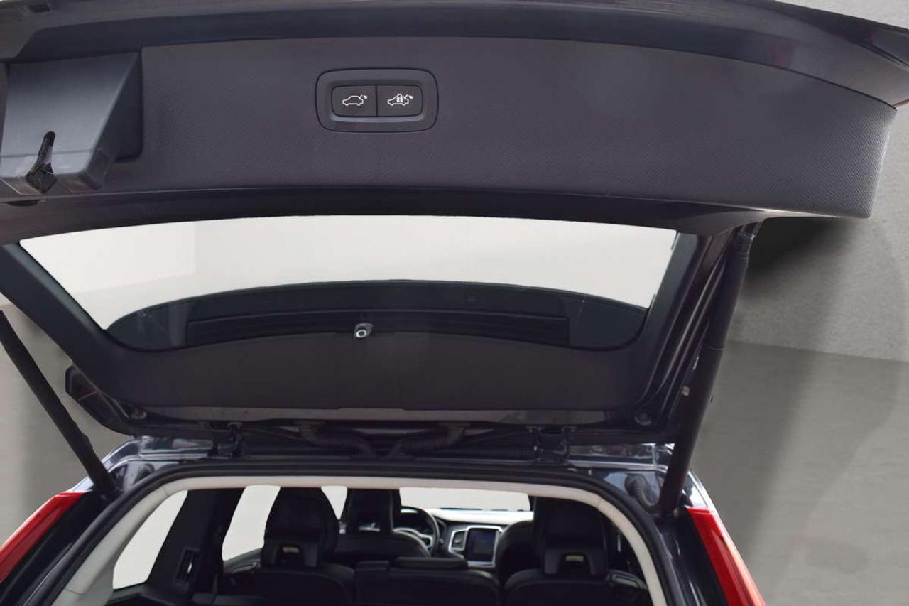 2016 Volvo XC90 T6 Momentum AWD Photo