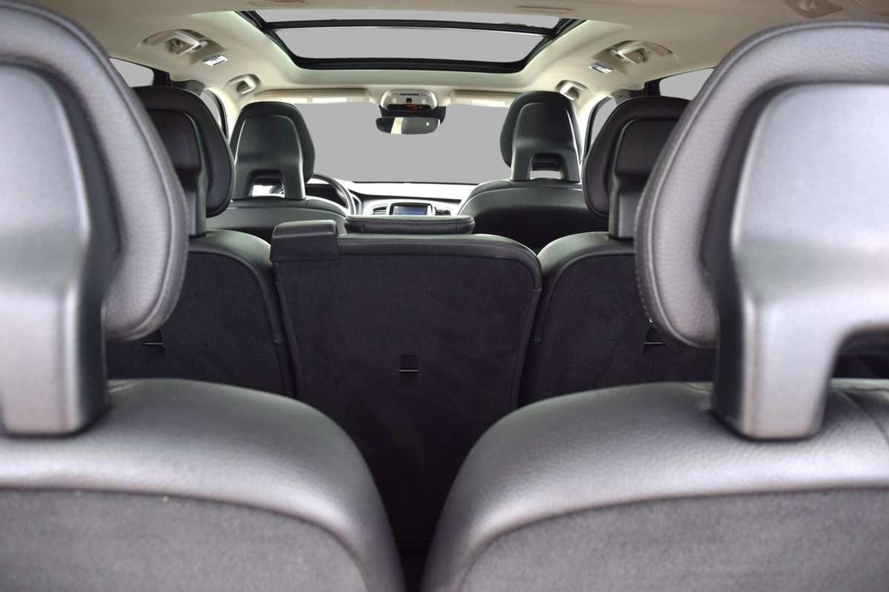 2016 Volvo XC90 T6 Momentum AWD Photo