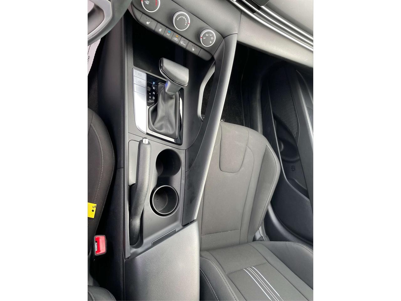 2024 Hyundai Elantra Preferred LOW KM MUST SEE WE FINANCE ALL! Photo
