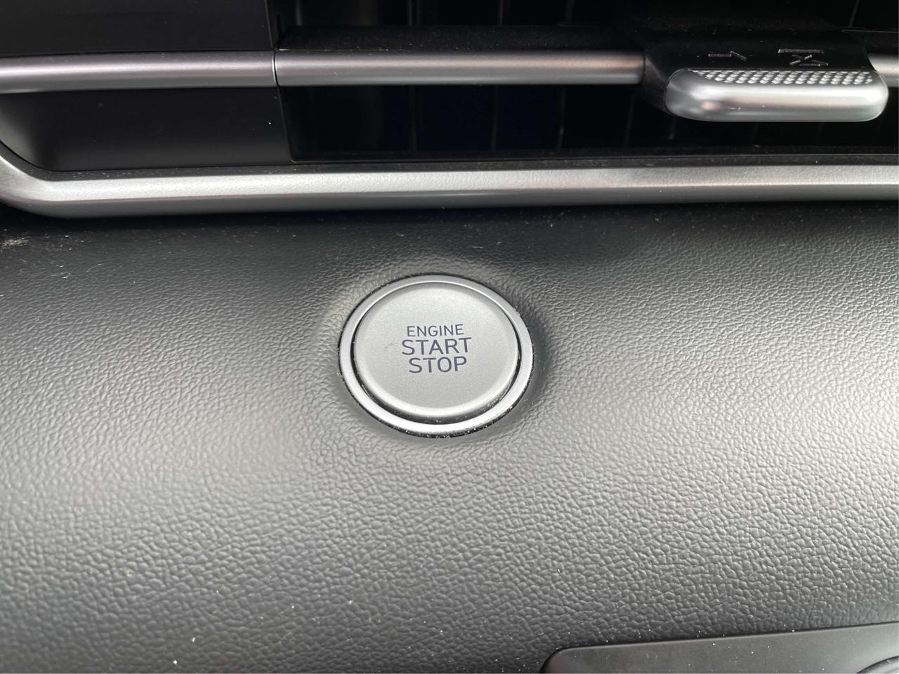 2024 Hyundai Elantra Preferred LOW KM MUST SEE WE FINANCE ALL! Photo