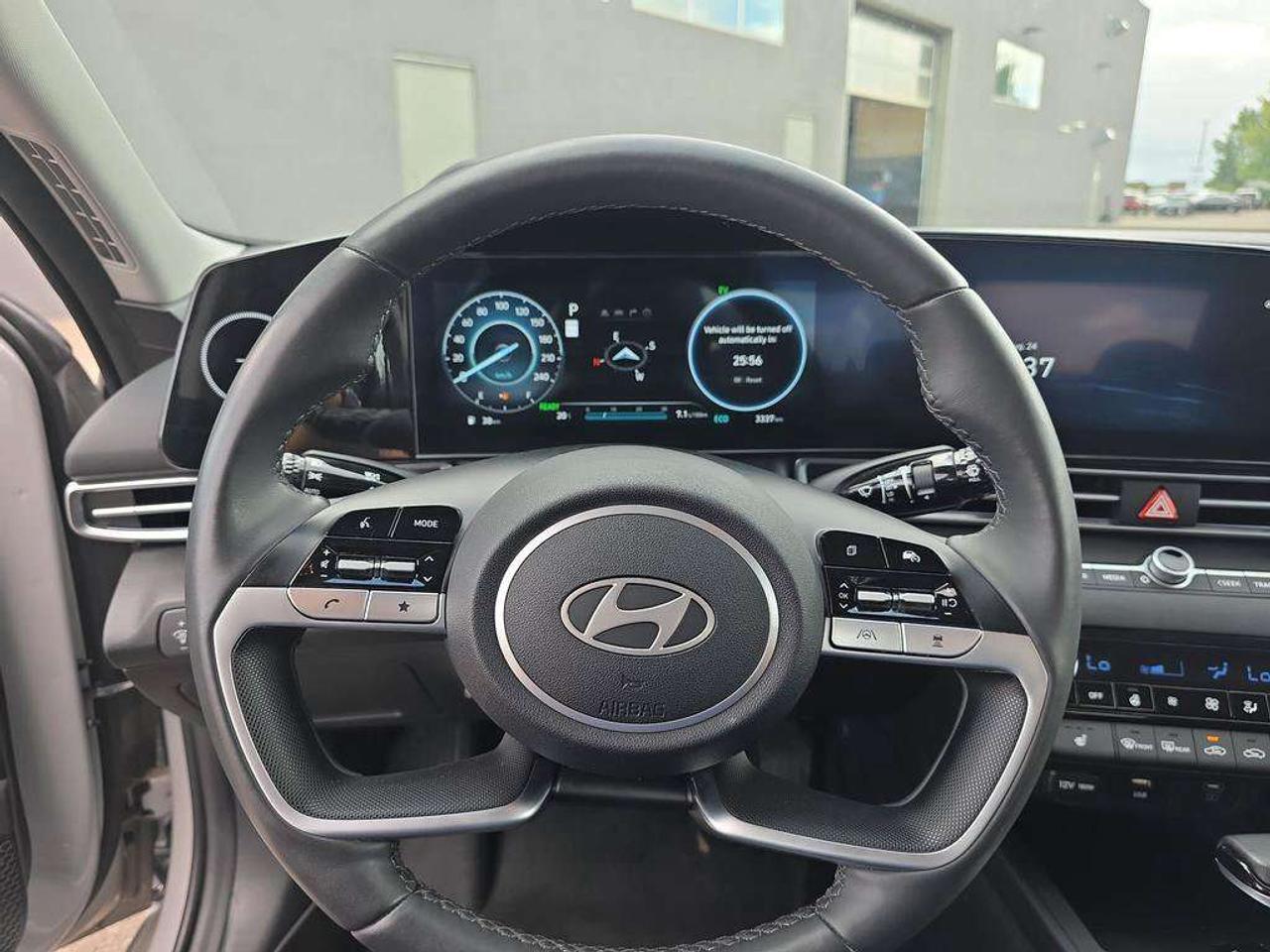 2025 Hyundai Elantra Luxury   NO ACCIDENTS LEATHER BOSE 4.5L/100KM Photo