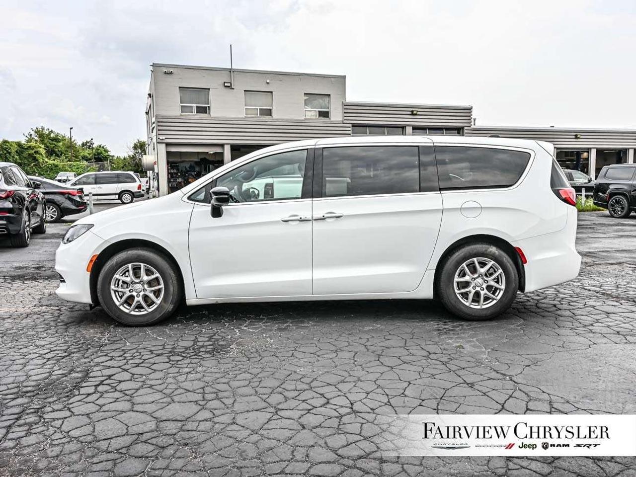 2025 Chrysler Grand Caravan SXT 2WD PWR SLIDING DOORS   LEATHER   CARPLAY   HEATED SEATS   HEATED STEERING WHEEL   REMOTE START Photo
