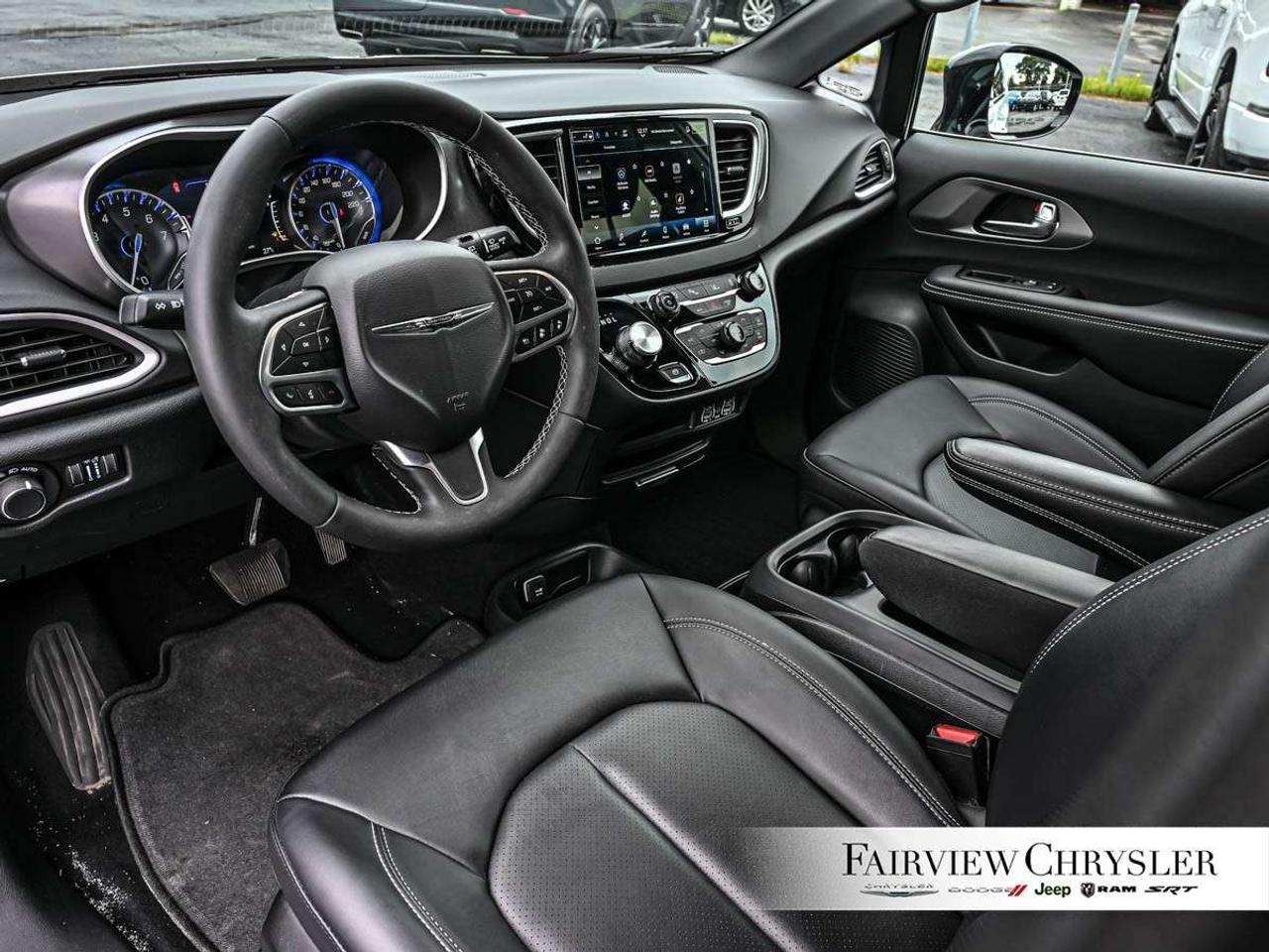 2025 Chrysler Grand Caravan SXT 2WD PWR SLIDING DOORS   LEATHER   CARPLAY   HEATED SEATS   HEATED STEERING WHEEL   REMOTE START Photo