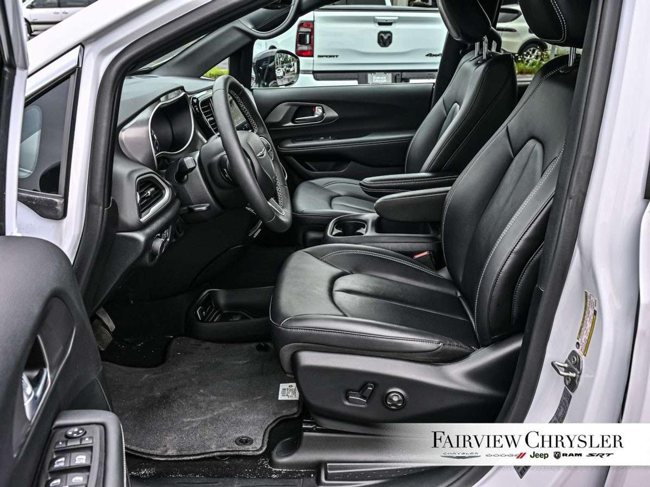 2025 Chrysler Grand Caravan SXT 2WD PWR SLIDING DOORS   LEATHER   CARPLAY   HEATED SEATS   HEATED STEERING WHEEL   REMOTE START Photo