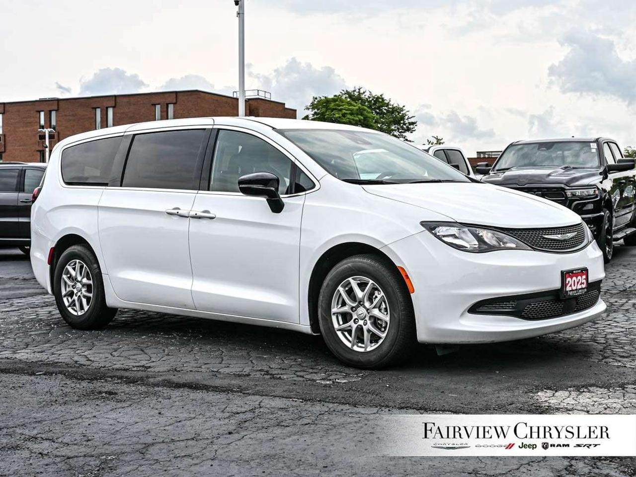 2025 Chrysler Grand Caravan SXT 2WD PWR SLIDING DOORS   LEATHER   CARPLAY   HEATED SEATS   HEATED STEERING WHEEL   REMOTE START Photo