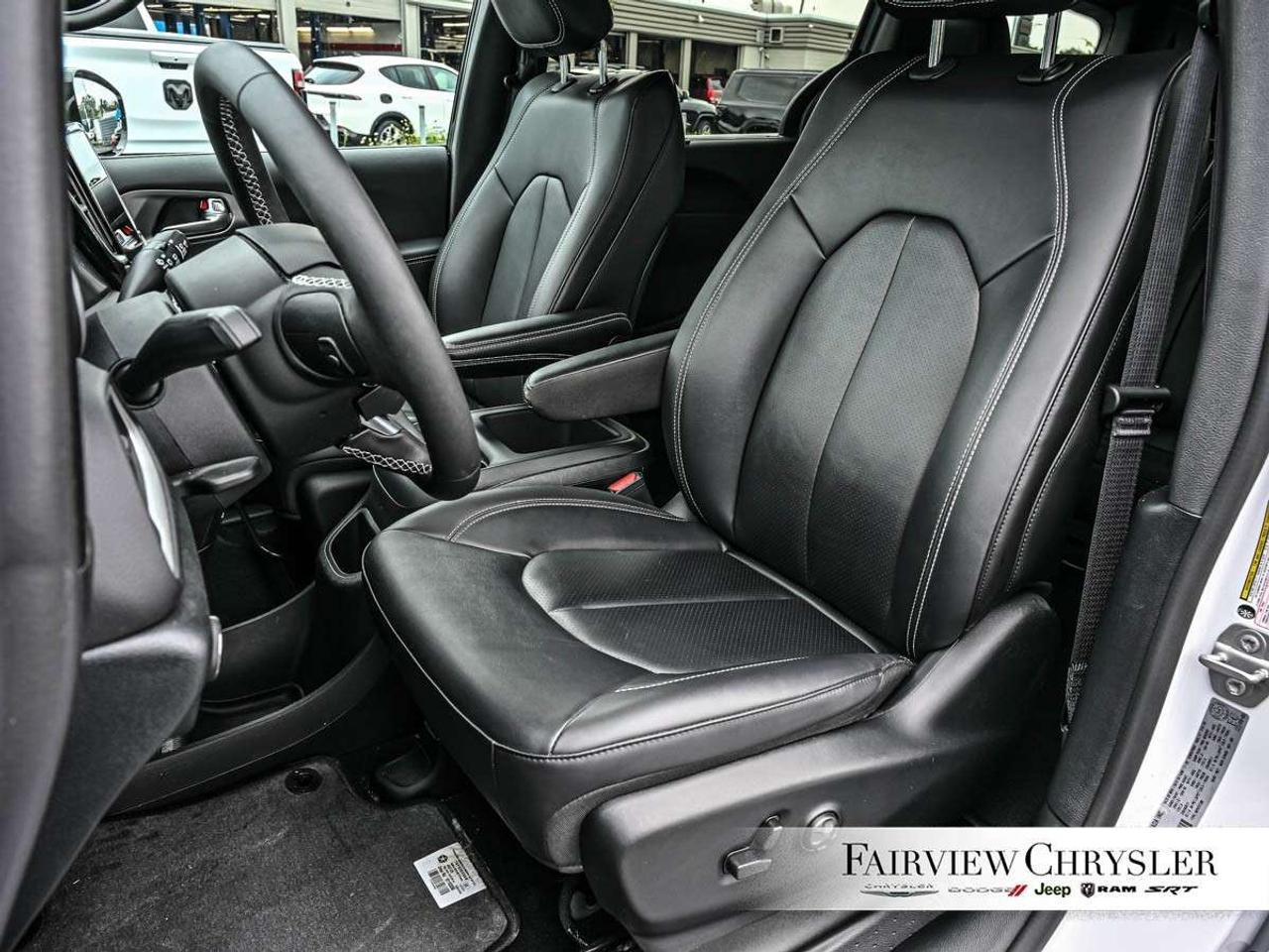 2025 Chrysler Grand Caravan SXT 2WD PWR SLIDING DOORS   LEATHER   CARPLAY   HEATED SEATS   HEATED STEERING WHEEL   REMOTE START Photo