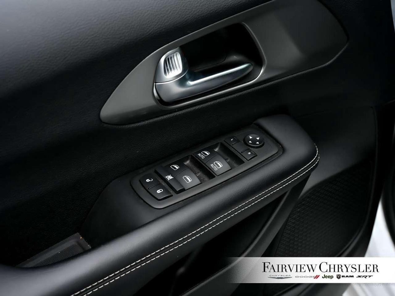 2025 Chrysler Grand Caravan SXT 2WD PWR SLIDING DOORS   LEATHER   CARPLAY   HEATED SEATS   HEATED STEERING WHEEL   REMOTE START Photo