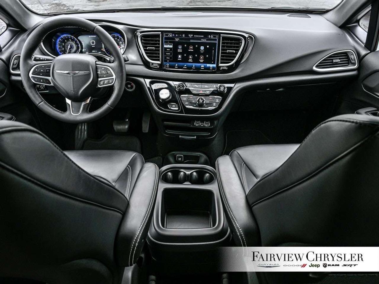 2025 Chrysler Grand Caravan SXT 2WD PWR SLIDING DOORS   LEATHER   CARPLAY   HEATED SEATS   HEATED STEERING WHEEL   REMOTE START Photo