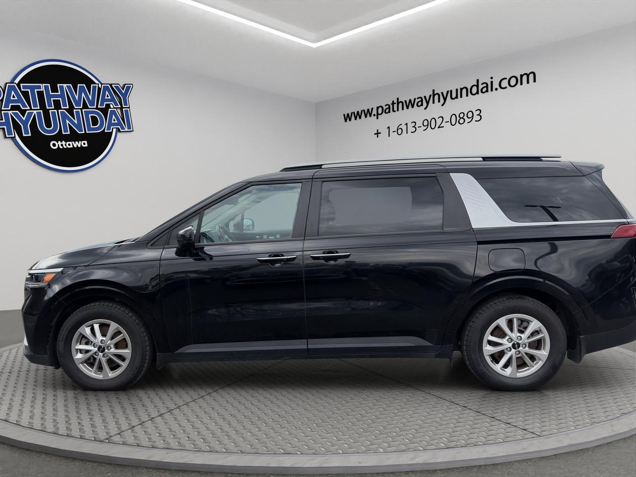 2023 Kia Carnival LX | Seating for 8 | Forward Collision Warning | Autonomous Emergency Braking | Blind-spot Assist | Photo