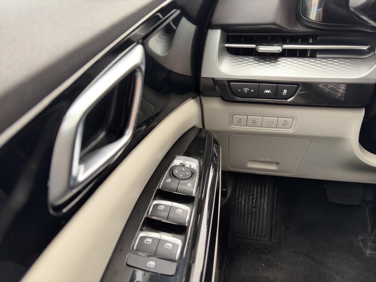 2023 Kia Carnival LX | Seating for 8 | Forward Collision Warning | Autonomous Emergency Braking | Blind-spot Assist | Photo