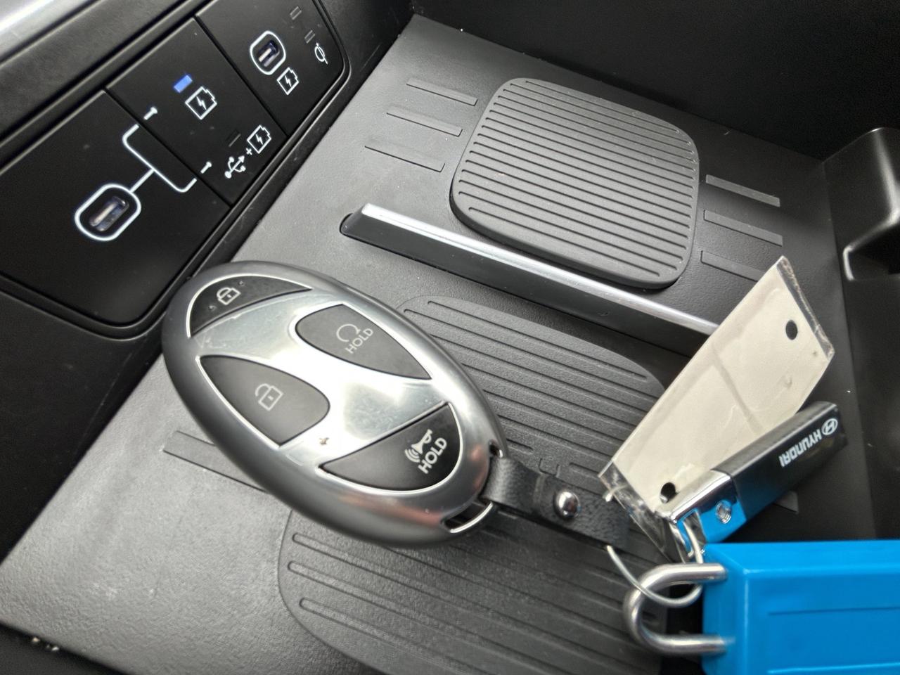 2025 Hyundai Santa Fe Luxury | All-Wheel Drive | Multiple Terrain Modes | 3 Row Seating | Adaptive Cruise Control | Photo