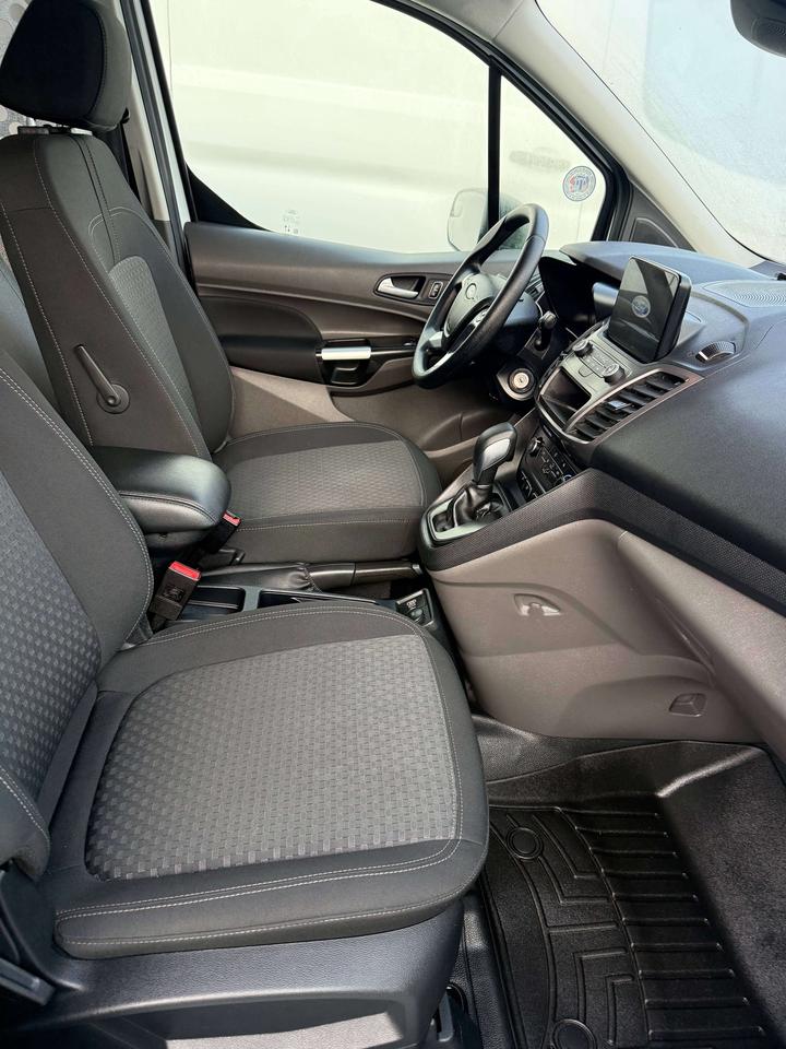 2023 Ford Transit Connect Fully loaded and certified Photo5