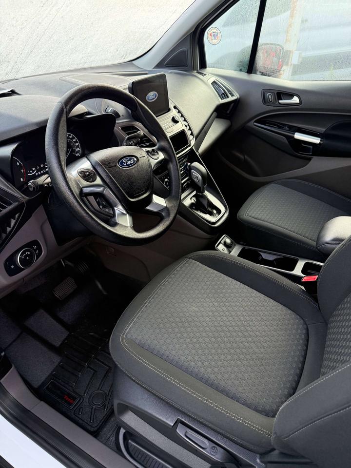 2023 Ford Transit Connect Fully loaded and certified Photo