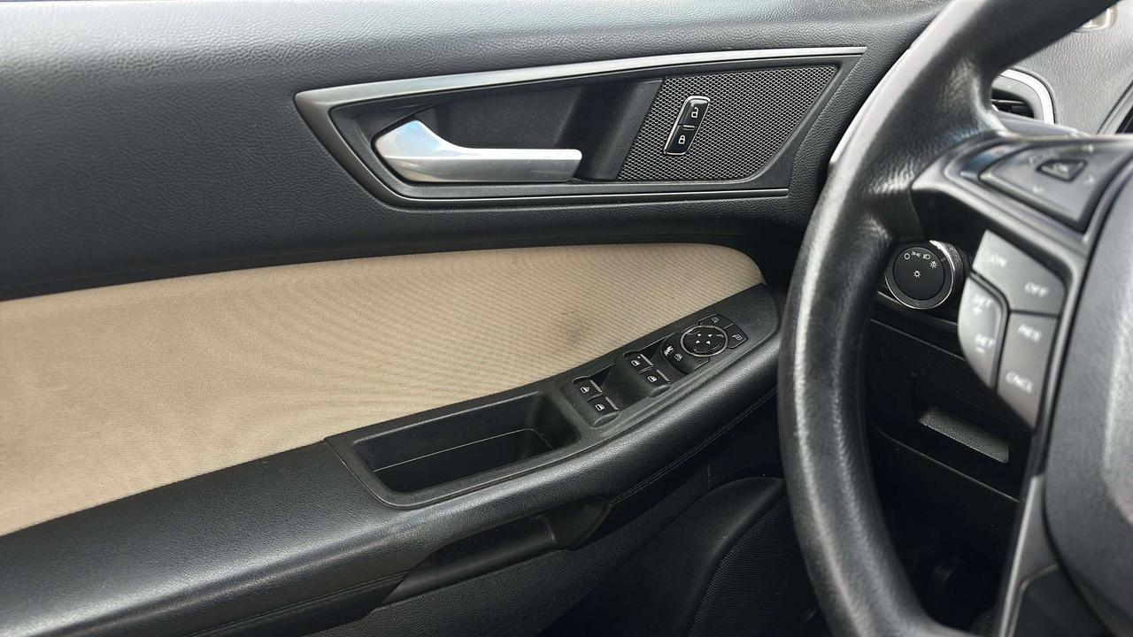 2015 Ford Edge SE Photo