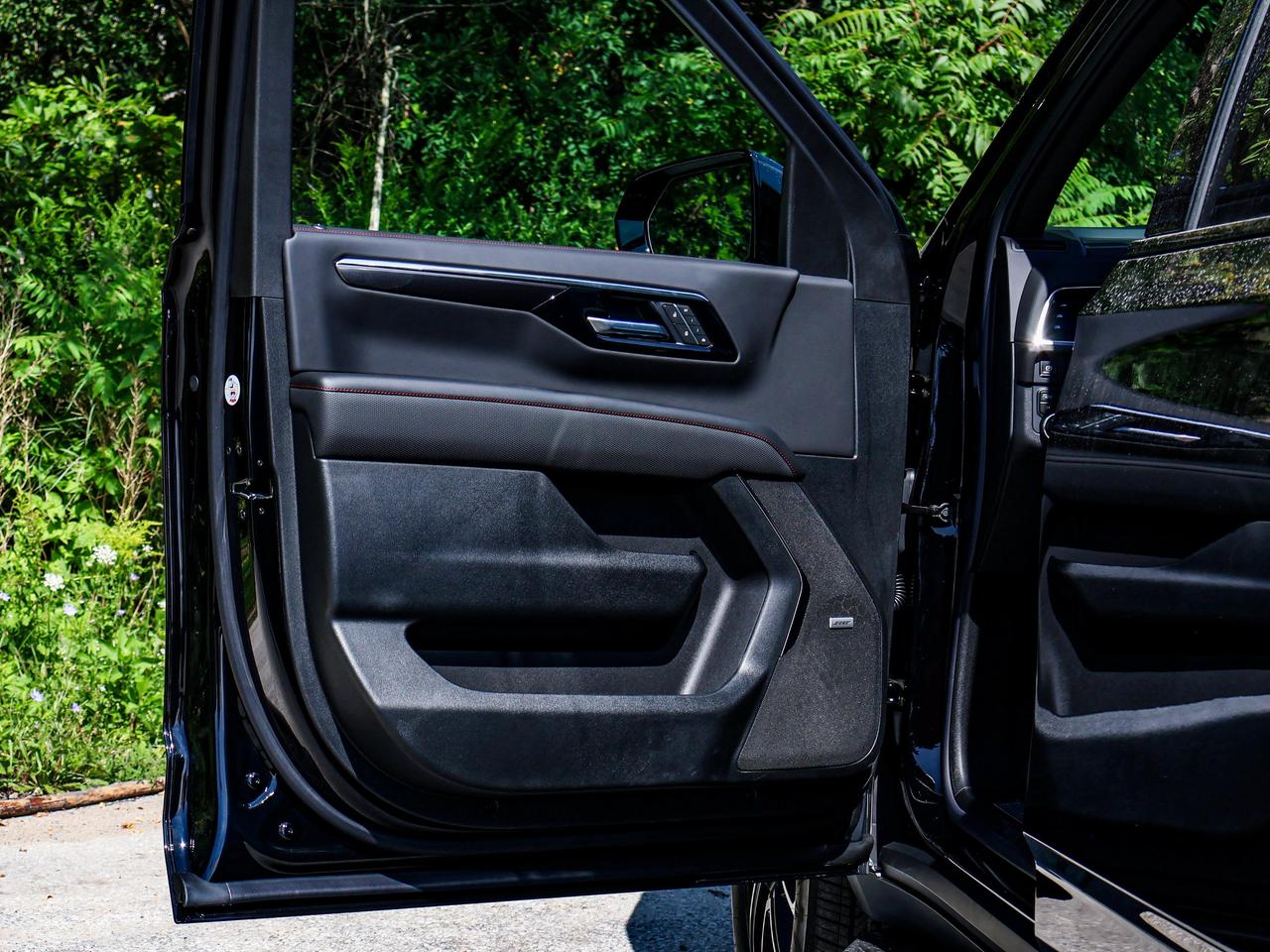 2026 Chevrolet Suburban RST Photo