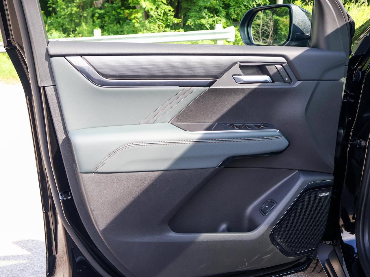 2027 GMC Acadia AT4 Photo