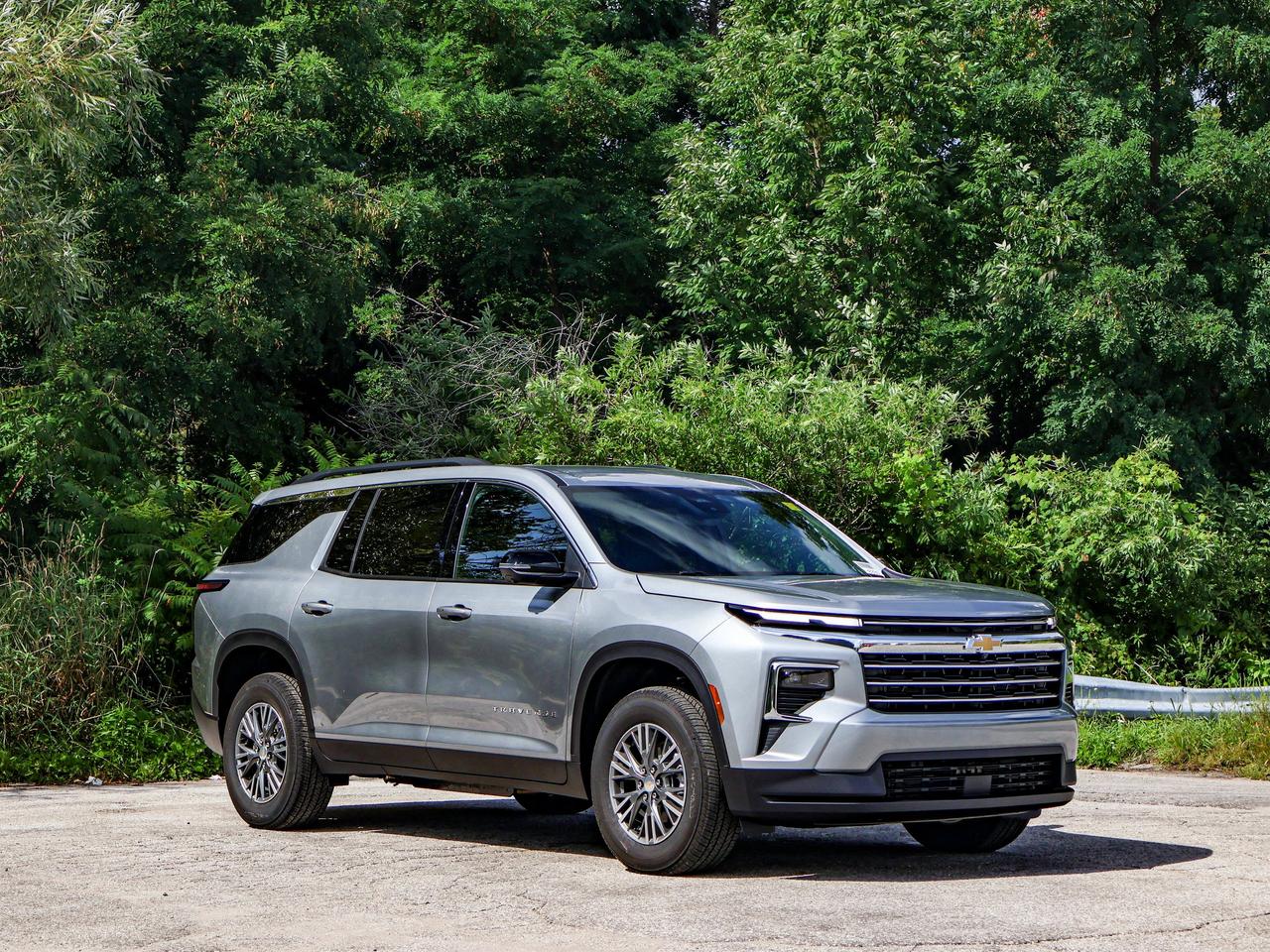2027 Chevrolet Traverse LT Photo2