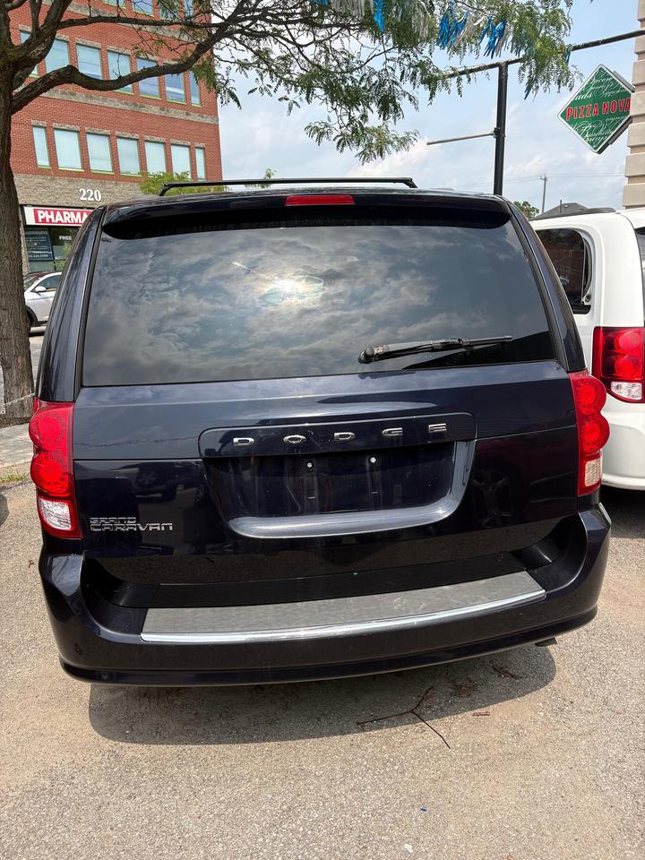2011 Dodge Grand Caravan SXT Photo2