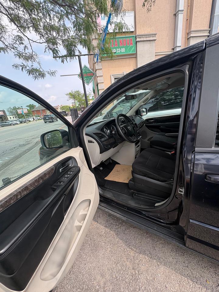 2011 Dodge Grand Caravan SXT Photo3