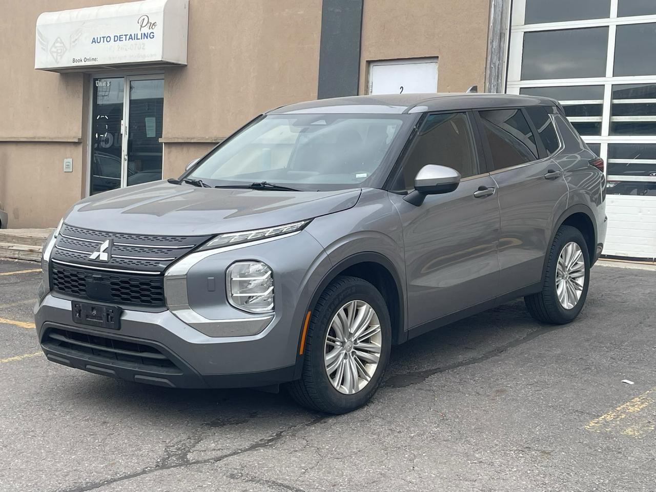 2024 Mitsubishi Outlander ES | CLEAN CARFAX | 7 SEATER Photo0