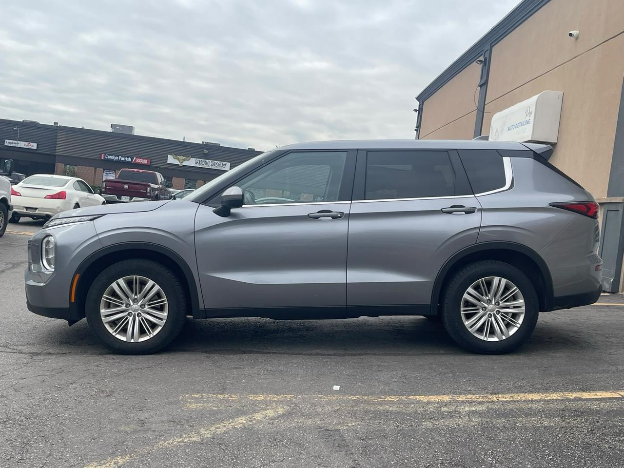 2024 Mitsubishi Outlander ES | CLEAN CARFAX | 7 SEATER Photo