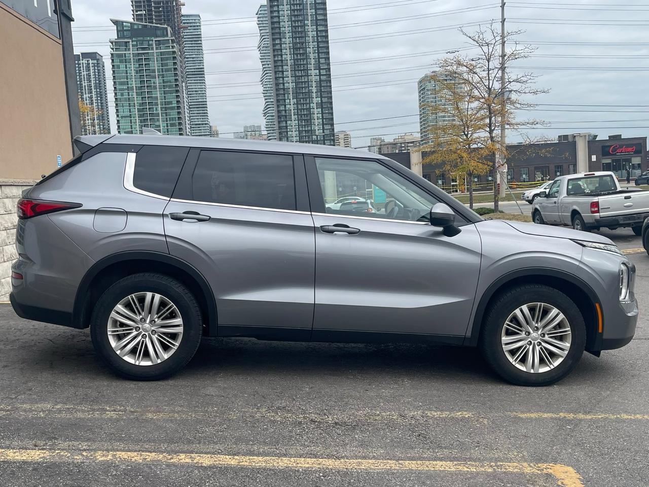 2024 Mitsubishi Outlander ES | CLEAN CARFAX | 7 SEATER Photo