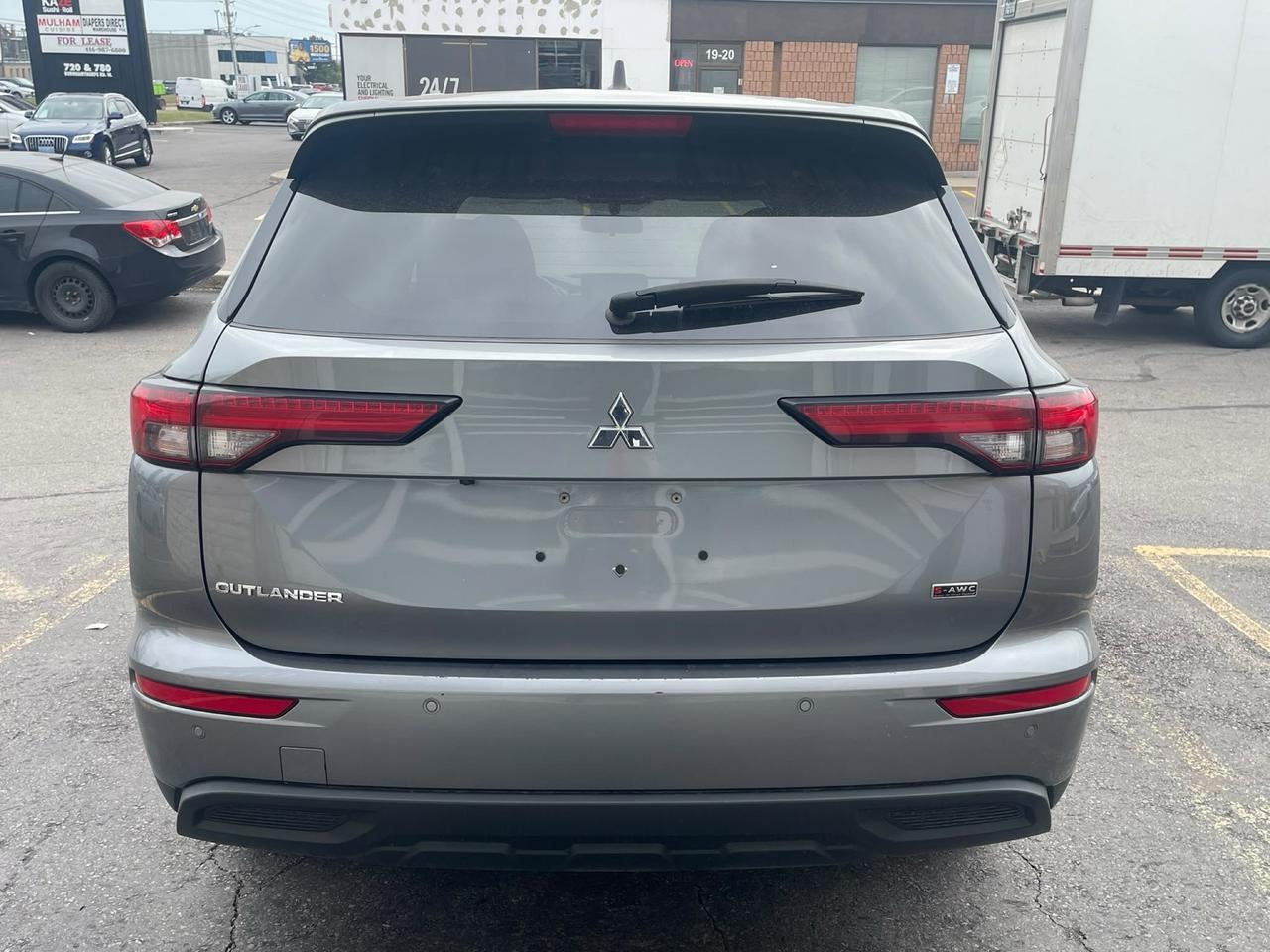 2024 Mitsubishi Outlander ES | CLEAN CARFAX | 7 SEATER Photo