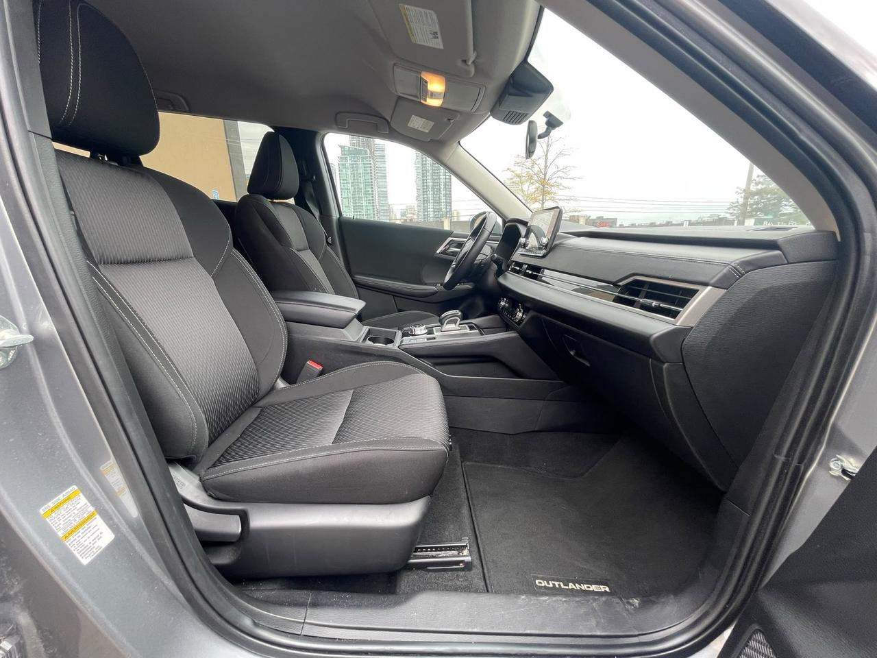 2024 Mitsubishi Outlander ES | CLEAN CARFAX | 7 SEATER Photo