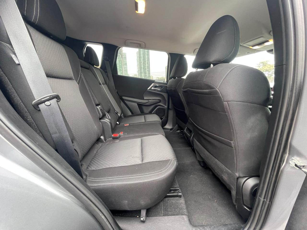 2024 Mitsubishi Outlander ES | CLEAN CARFAX | 7 SEATER Photo4