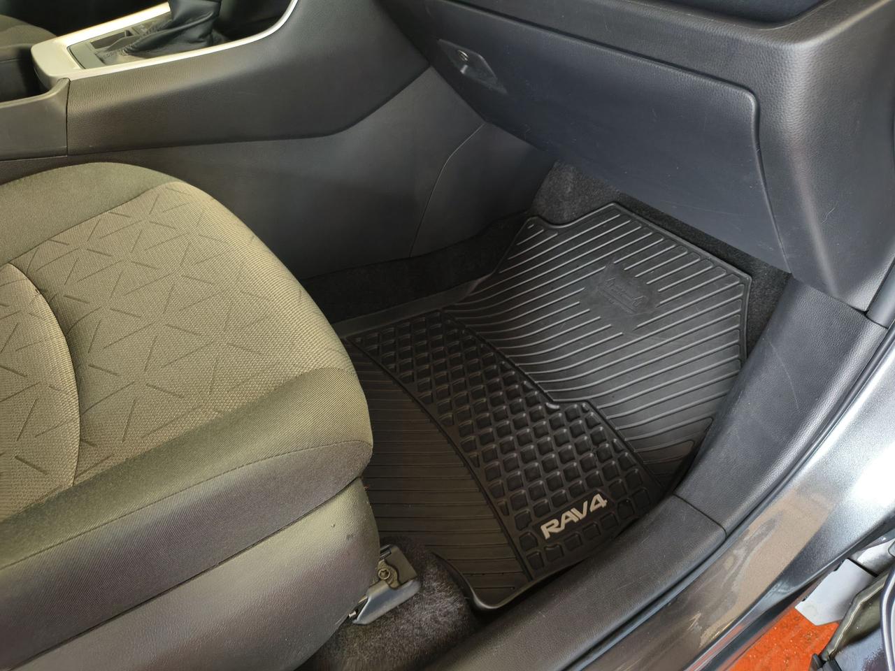 2023 Toyota RAV4 LE Photo0