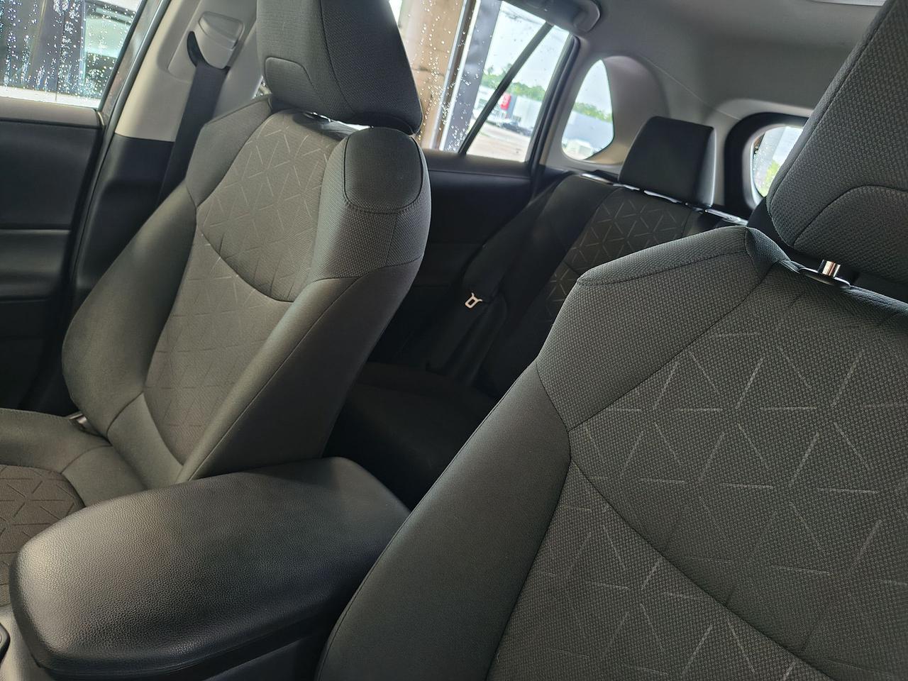 2023 Toyota RAV4 LE Photo0