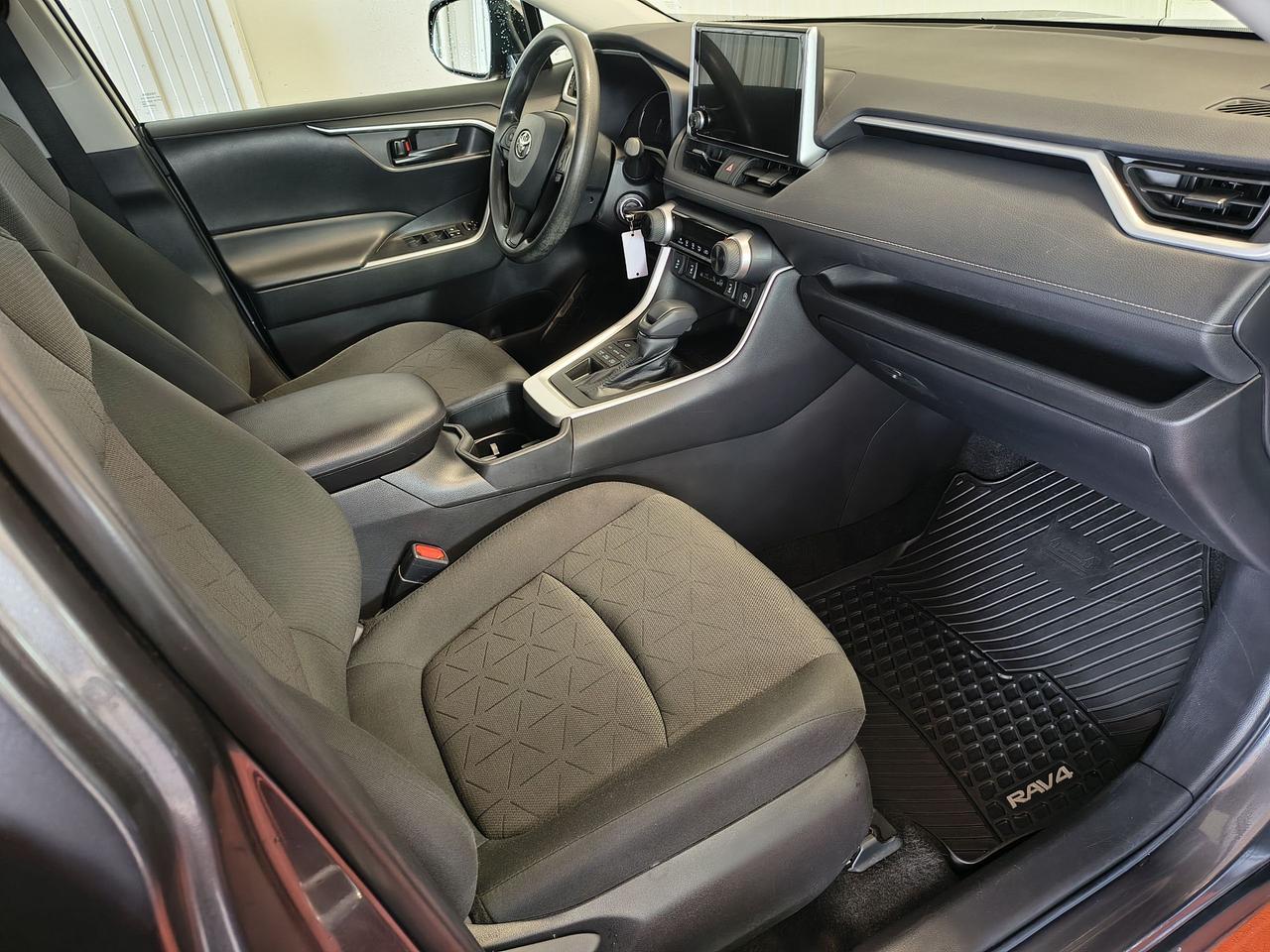 2023 Toyota RAV4 LE Photo0