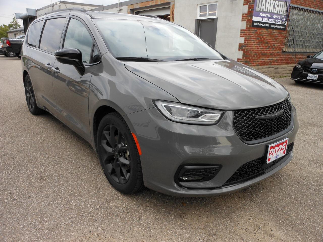 2025 Chrysler Pacifica Limited S | Navigation | Heated/Cooled Seats | Panoramic Roof | Adaptive Cruise Photo4