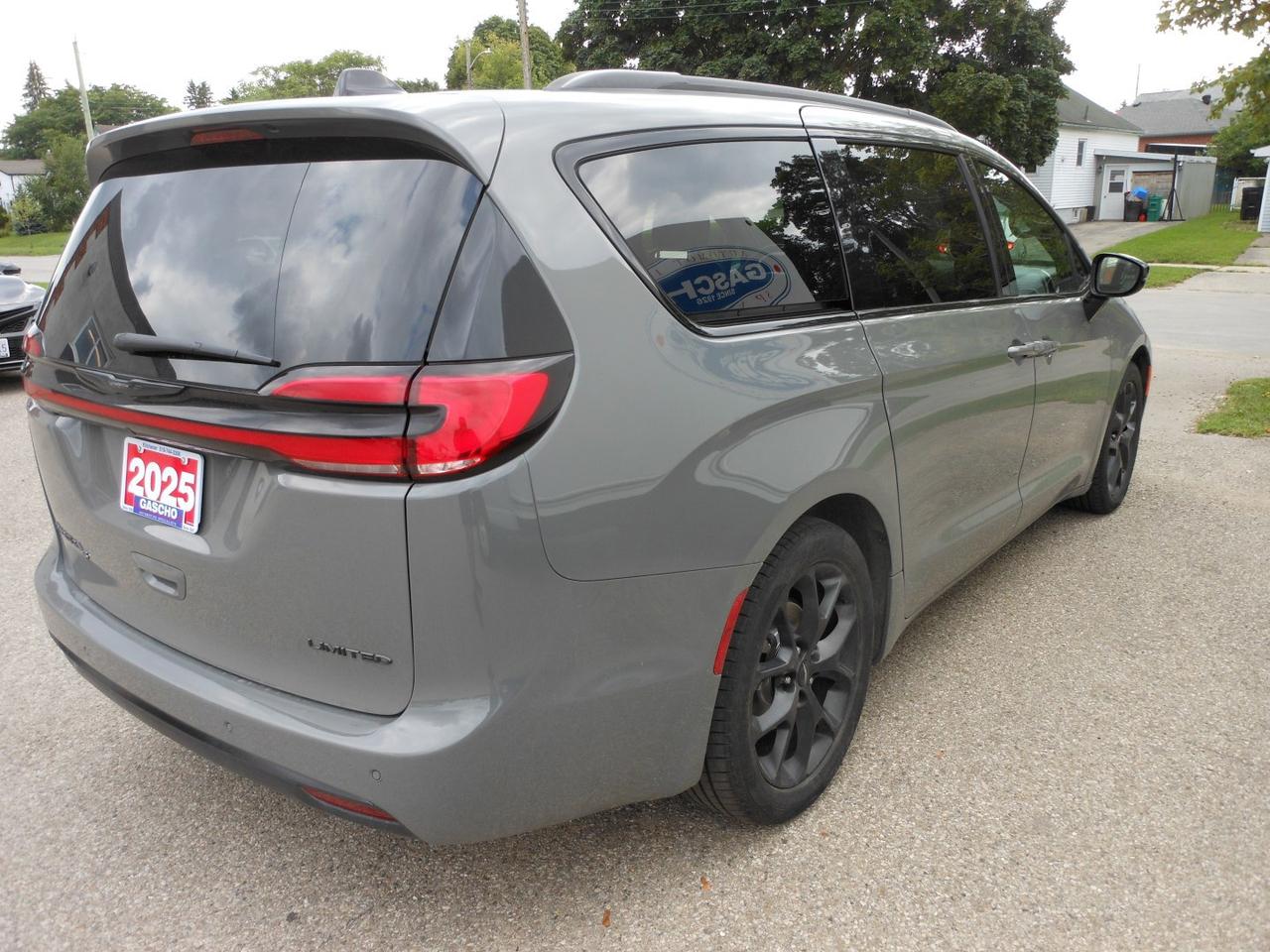 2025 Chrysler Pacifica Limited S | Navigation | Heated/Cooled Seats | Panoramic Roof | Adaptive Cruise Photo3