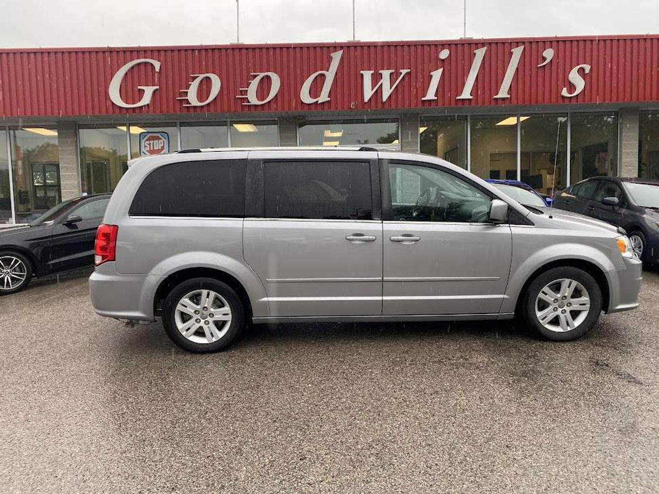 Used 2017 Dodge Grand Caravan CREW PLUS, CLEAN CARFAX, LEATHER, REMOTE START! for sale in London, ON