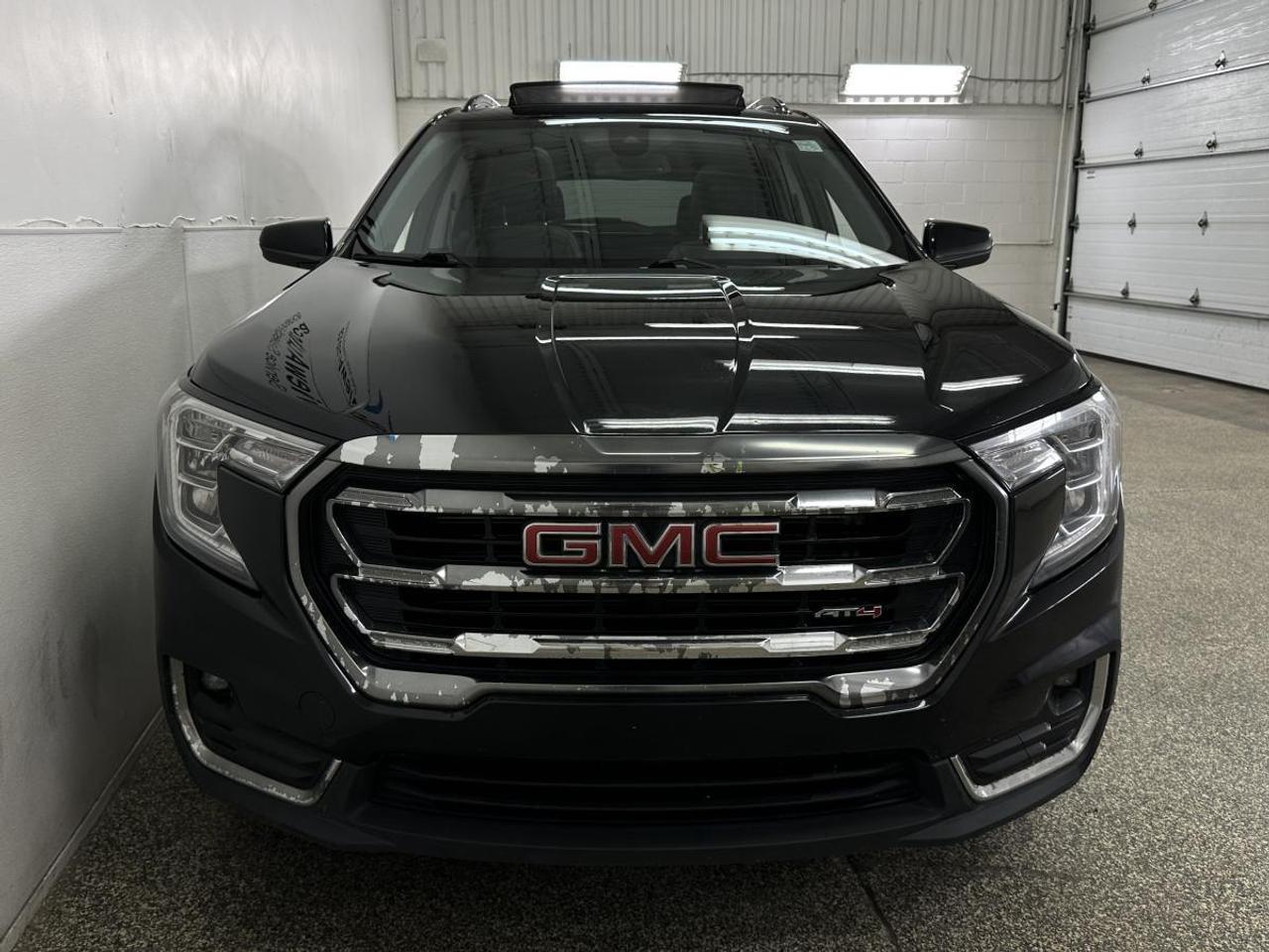 2022 GMC Terrain AT4/AWD/LEATHER/PANOROOF/1 OWNER LEASE RETURN! Photo1