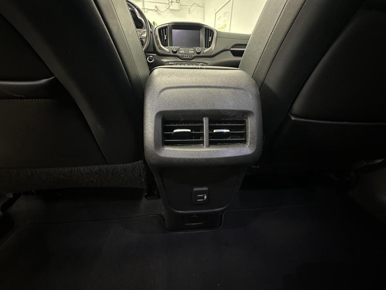 2022 GMC Terrain AT4/AWD/LEATHER/PANOROOF/1 OWNER LEASE RETURN! Photo