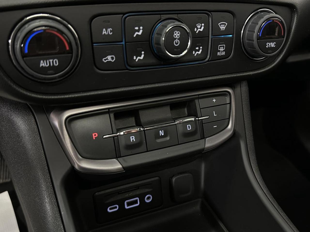 2022 GMC Terrain AT4/AWD/LEATHER/PANOROOF/1 OWNER LEASE RETURN! Photo