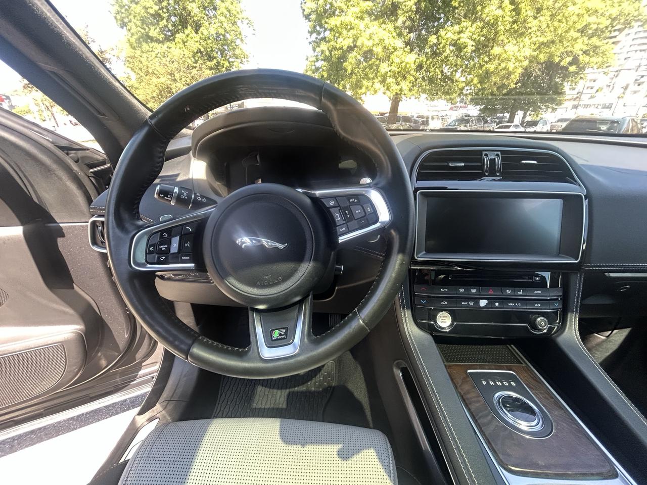 2018 Jaguar F-PACE R-Sport - Photo #11