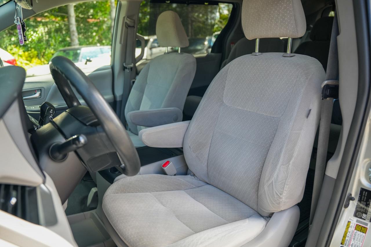 2019 Toyota Sienna LE 8-Passenger Photo