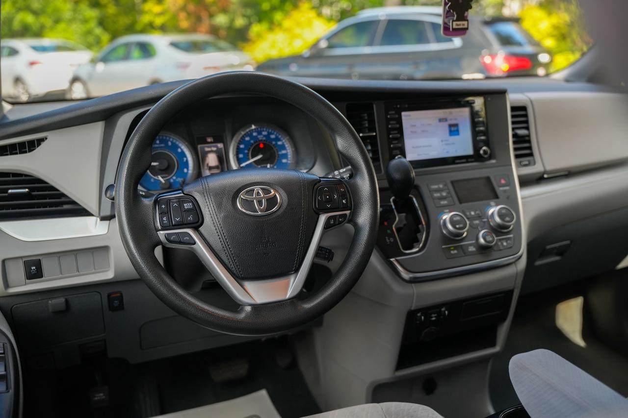 2019 Toyota Sienna LE 8-Passenger Photo