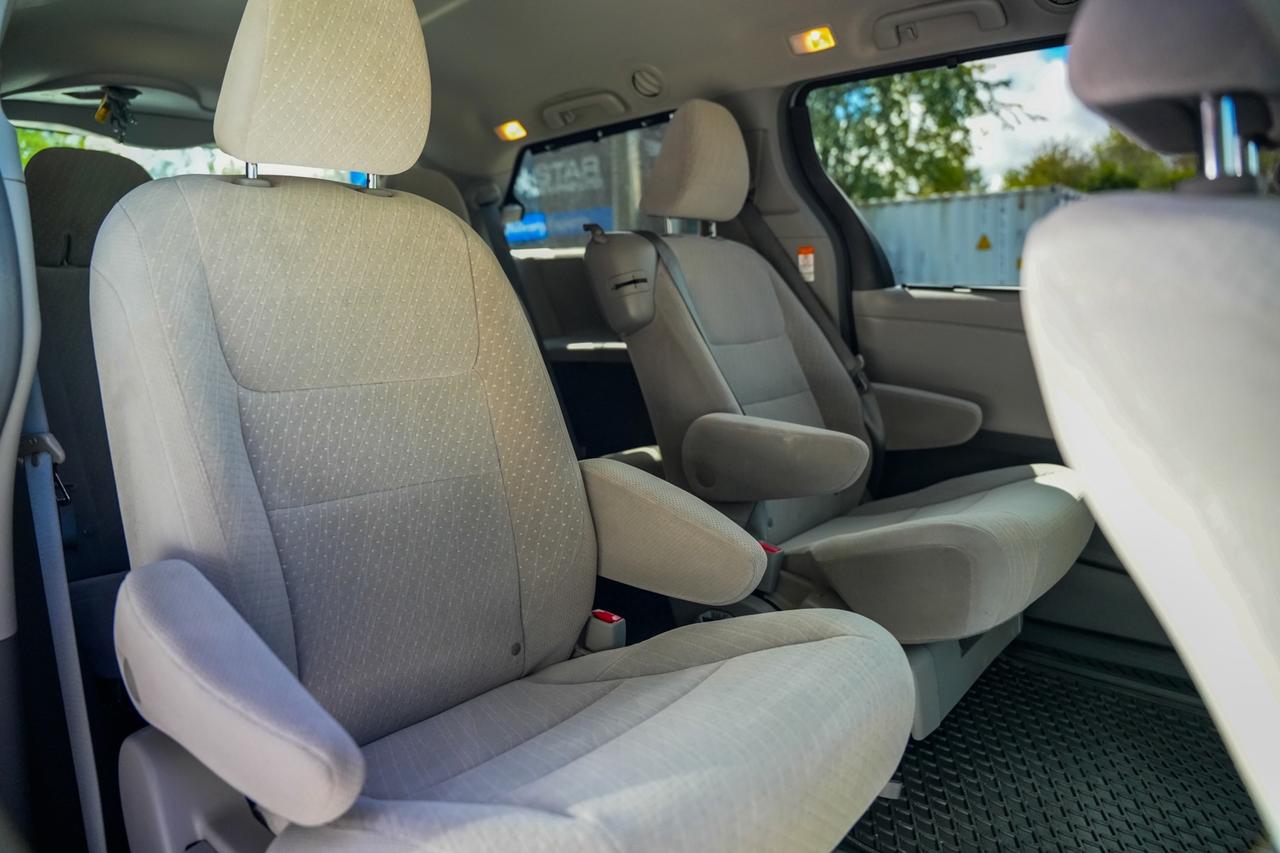 2019 Toyota Sienna LE 8-Passenger Photo