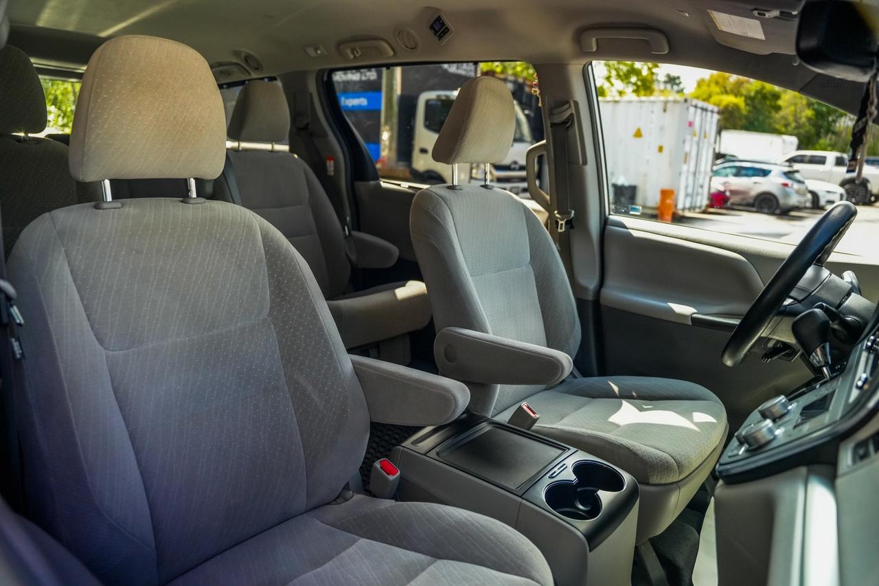 2019 Toyota Sienna LE 8-Passenger Photo