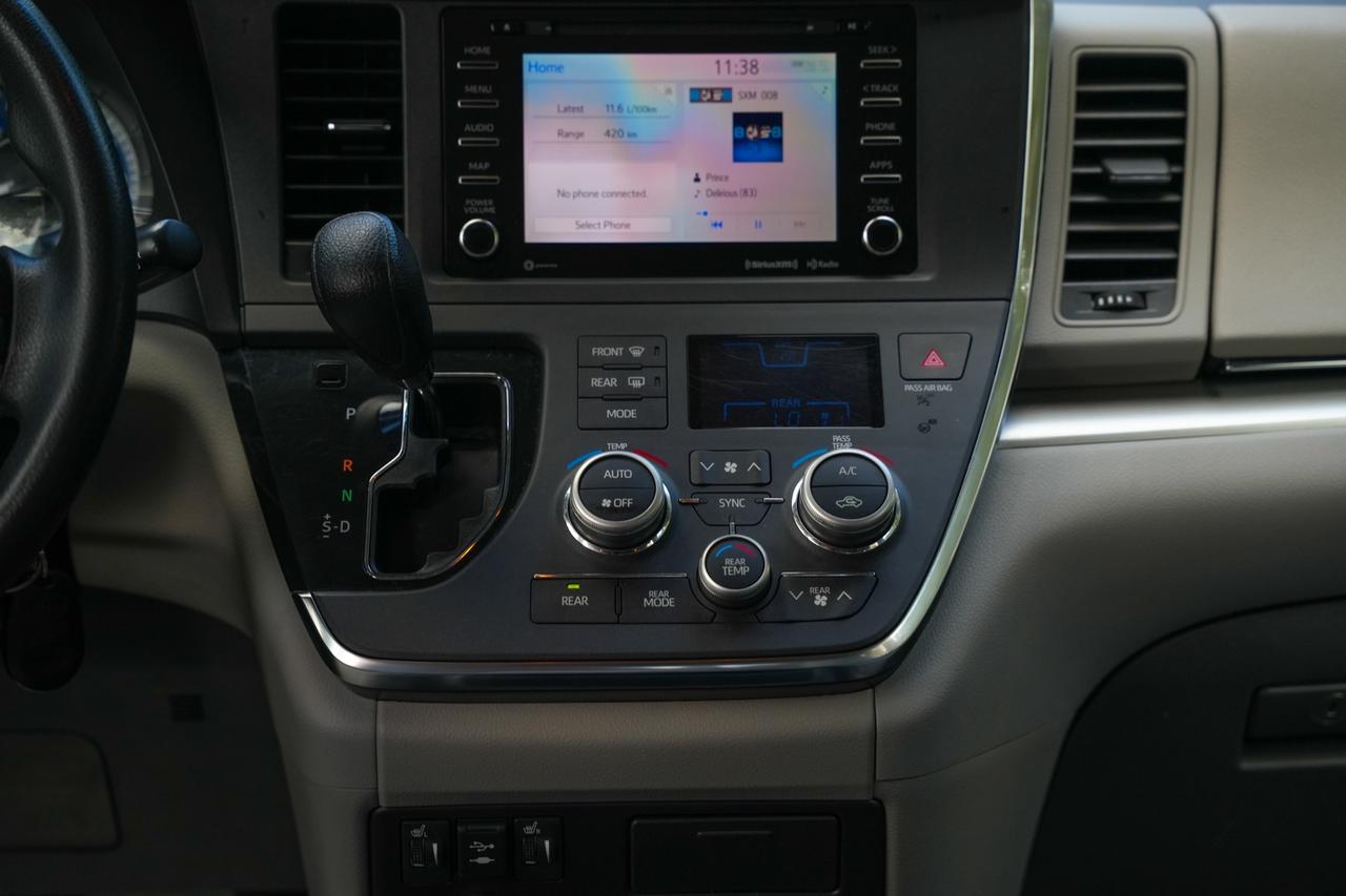 2019 Toyota Sienna LE 8-Passenger Photo