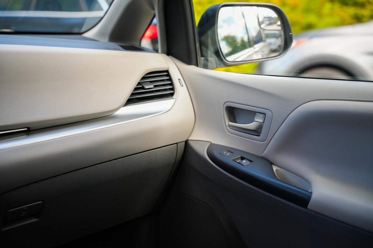 2019 Toyota Sienna LE 8-Passenger Photo