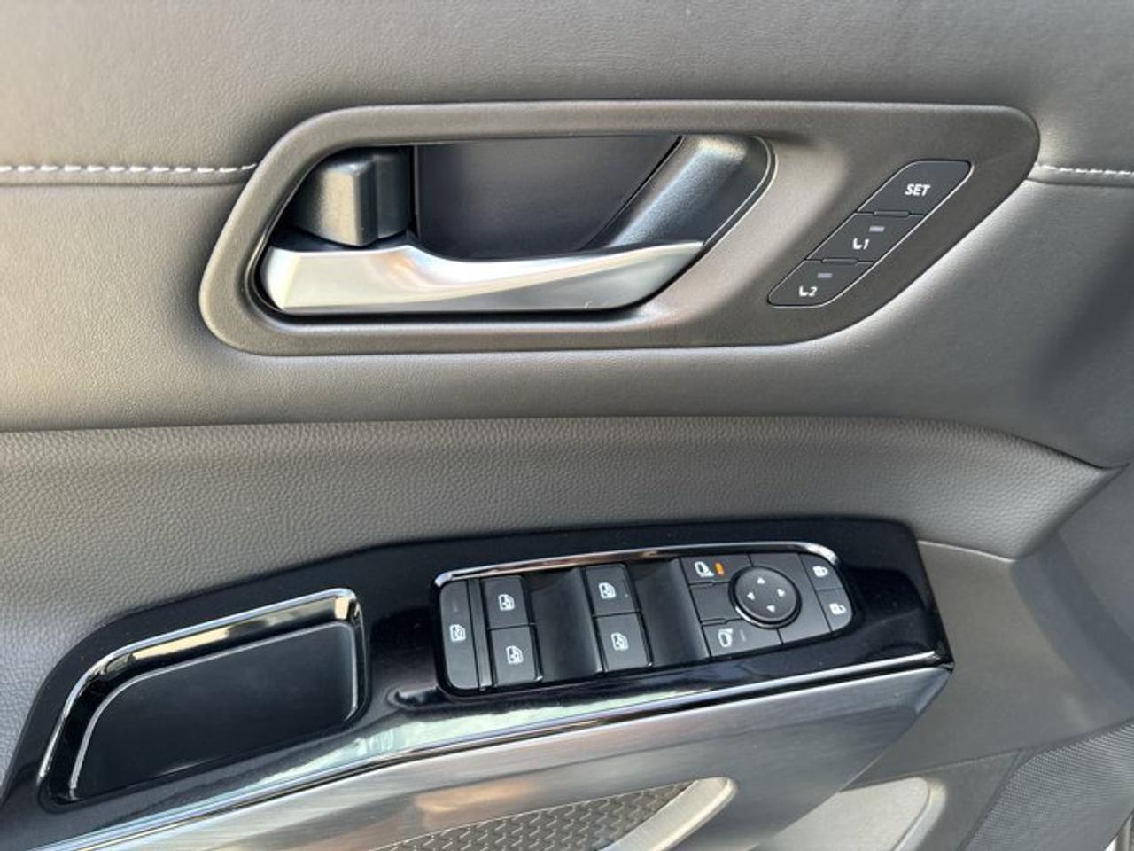 2025 Nissan Pathfinder SL AWD | No Accidents | 360 Camera | Panoramic Roof Photo