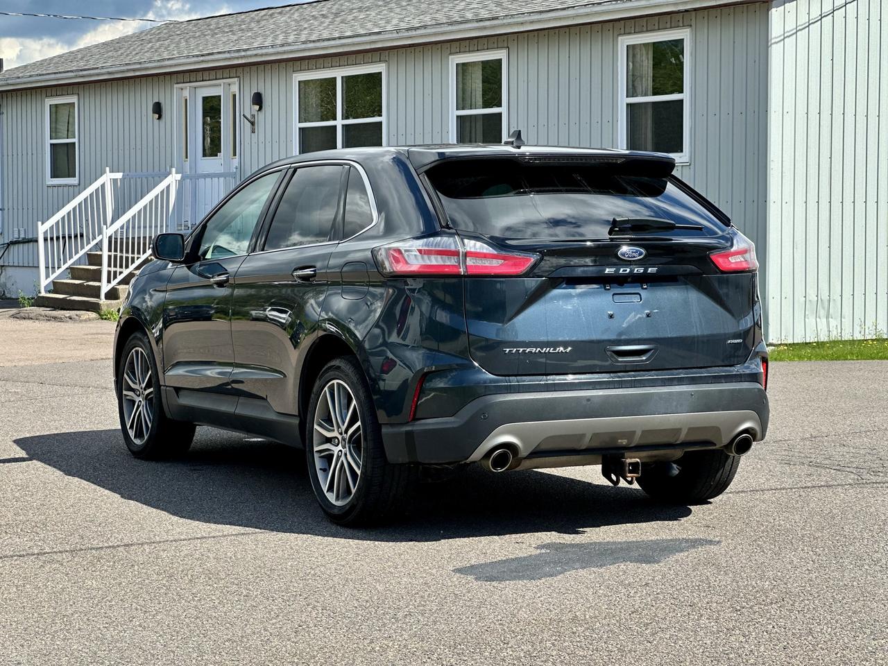 2022 Ford Edge Titanium AWD Photo3