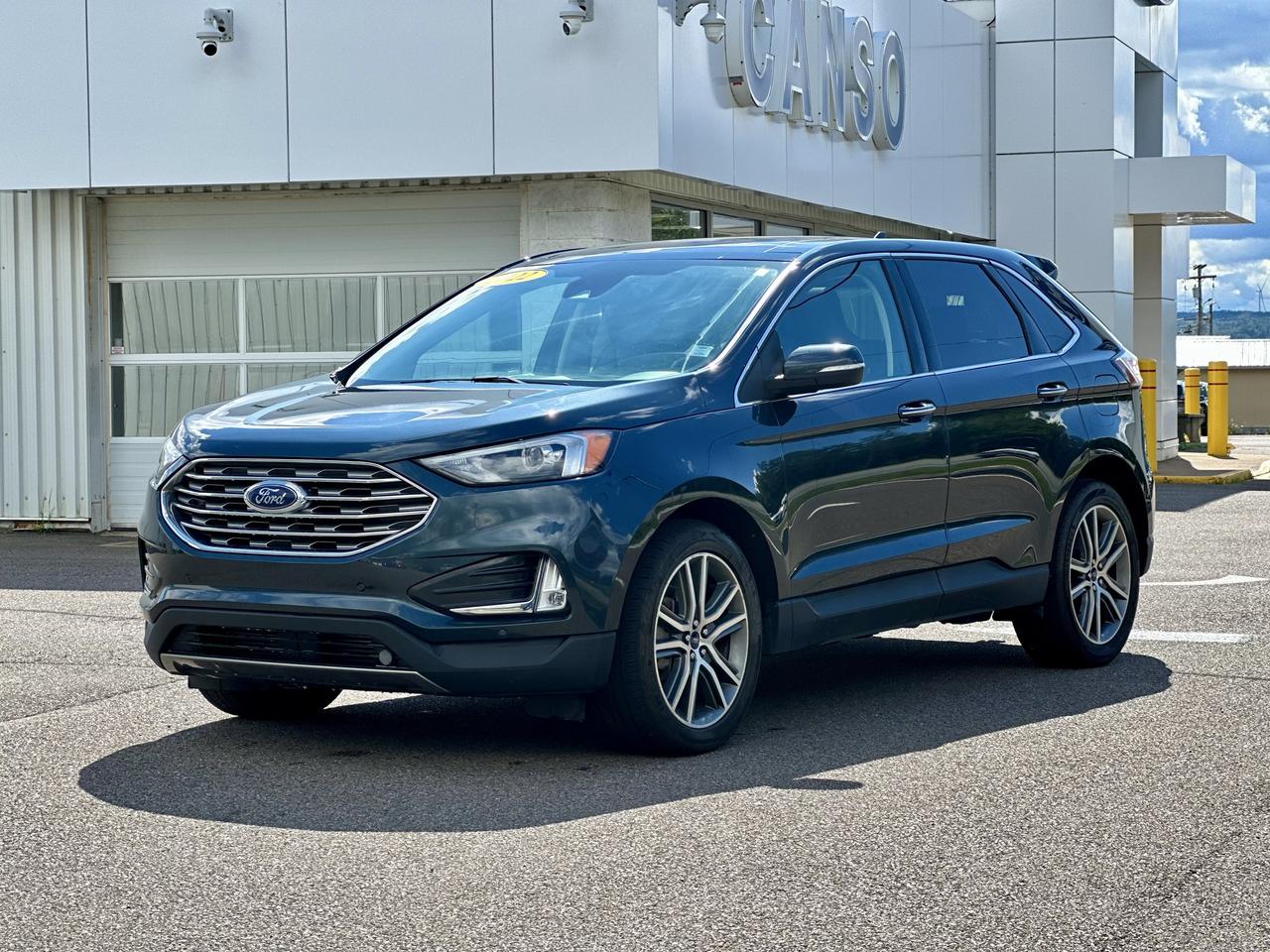 2022 Ford Edge Titanium AWD Photo2